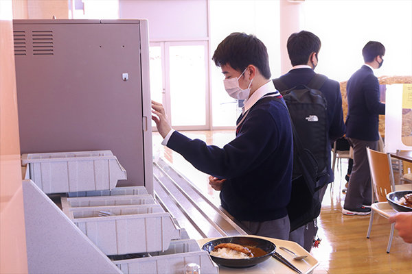 学生食堂「LEAF GARDEN」で昼食をとり、大学生気分も味わう