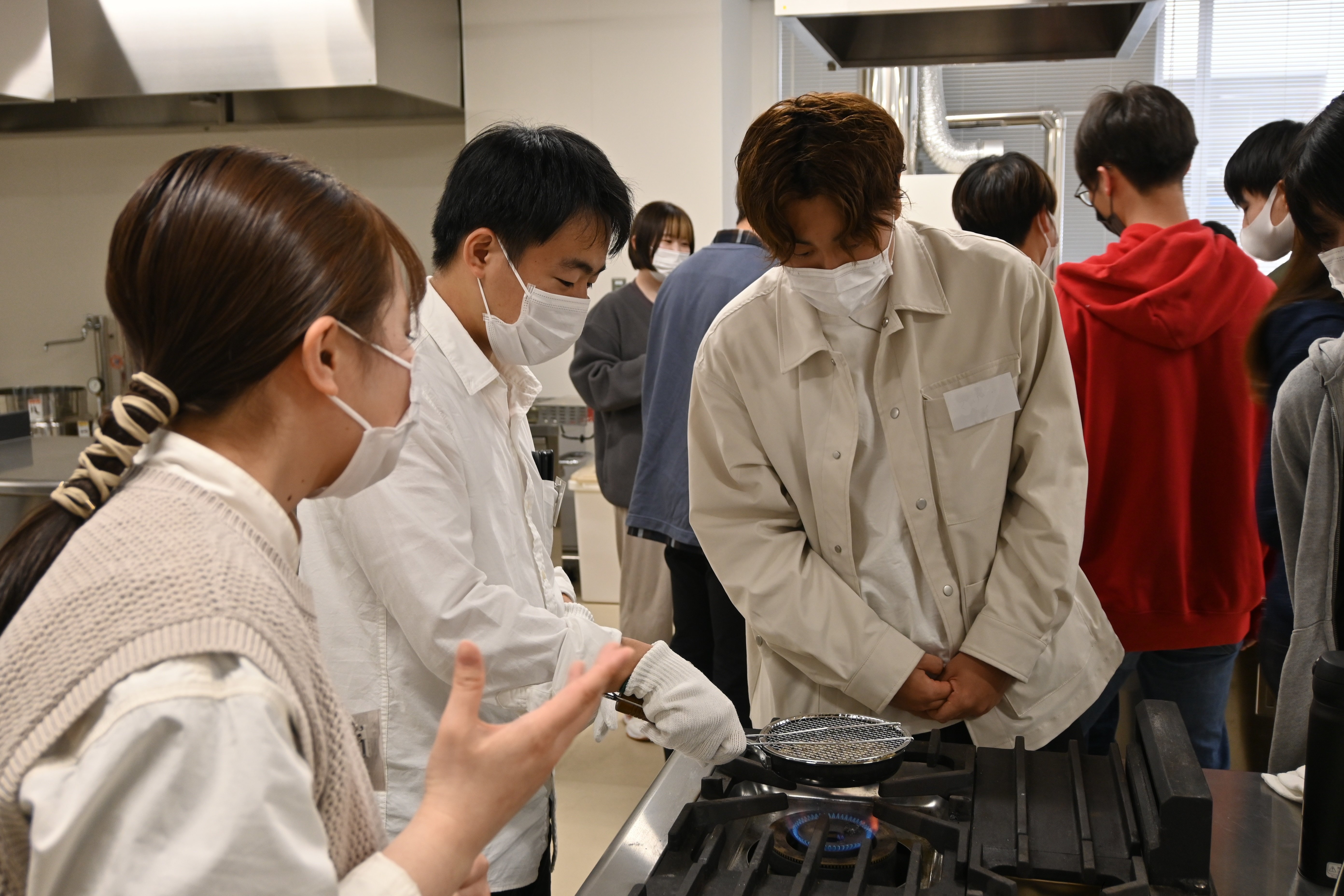 先輩学生の指導の元、生豆からの焙煎に初挑戦