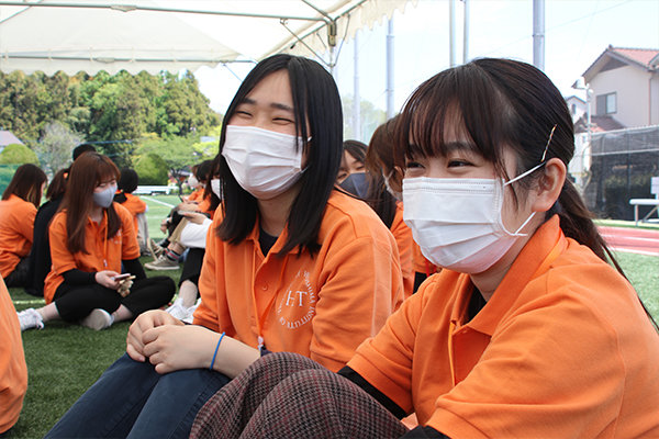 出張理科実験教室のブースを担当した早川さん（地球環境学科2年・金光学園中学・高等学校出身／岡山県）と内海さん（情報工学科2年・広島県立尾道北高等学校出身／広島県）。「昨年は開催されなかったJCDウェルカムセミナー。準備は大変でしたが開催できて嬉しい」 