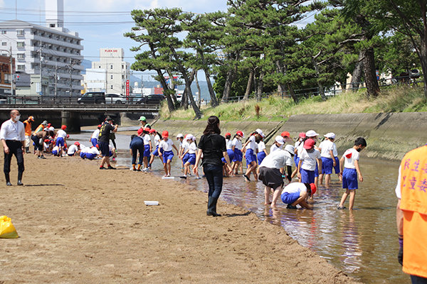 広島市立五日市観音小学校4年生98名と一緒に活動を行う