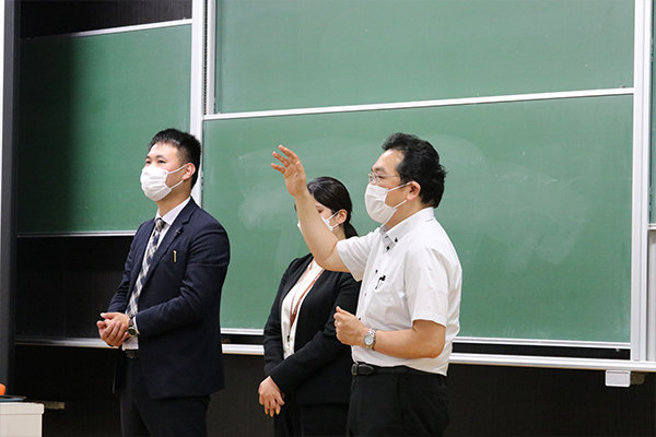 創建ホームの阿部さんは本学の卒業生。中国木材の社員の出身大学は本学が2位を占めており、卒業生が多く勤めている