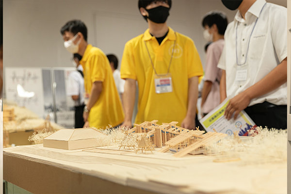 中四国の学生の建築物を集めた展示会でも高く評価され、プロ建築家の賞もいただきました