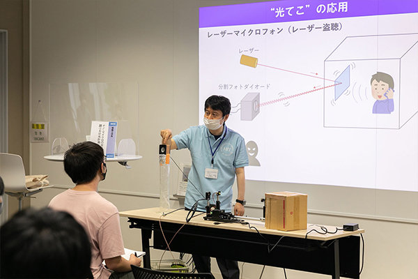 バイオセンサを用いると、血液や唾液を一滴垂らすだけで、ウィルスなどが従来より早く検出できます