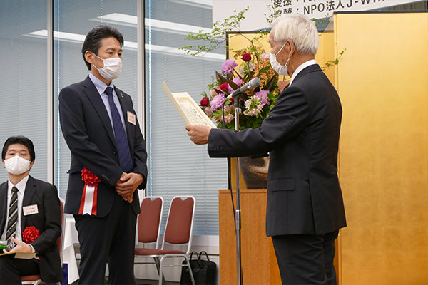 受賞者には賞状とトロフィーが送られた