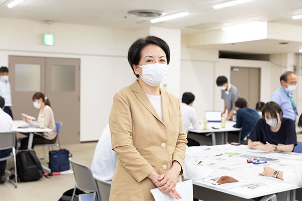 学生の活動を見守る平田教授