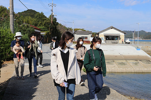 船着き場からキャンプ場までは徒歩で10分ほど