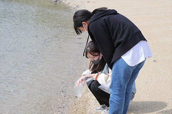 馬島の自然に魅かれて参加した1年生の三明さん（広島女学院中学高等学校出身／広島県）と神垣さん（広島県立海田高等学校出身／広島県）