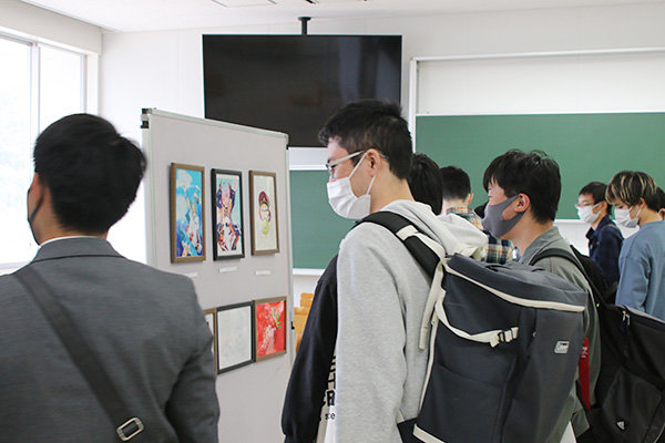 多くの学生が展示を楽しみに来場した