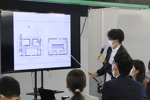 グループ2は室内に土間と段差を設け空間を分けるプランを提案