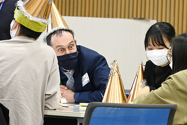 先生方は、「雪だるま」「トナカイ」「サンタ」の3チームに分かれ、学生とチームを組む