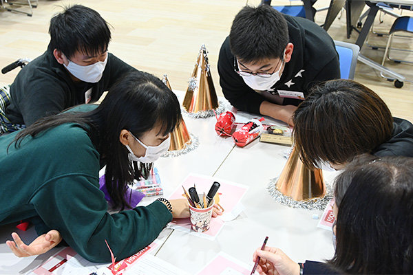 「『鬼滅の刃』は英語でどう書くか」などの問題に、学生も本気で頭を悩ます