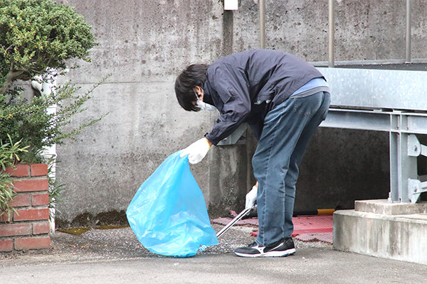 普段は学生があまり立ち寄らないエリアも清掃する