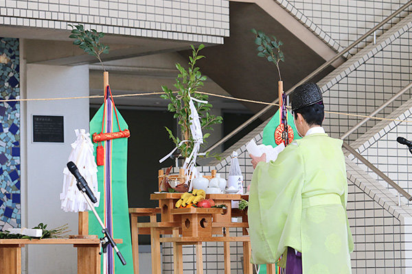 厳かな雰囲気のなか神事が執り行われる