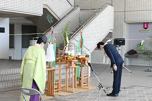 学生たちの発展を祈願する長坂学長