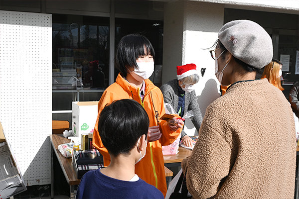 「サツマイモの甘味とリンゴの酸味が効いておいしいですよ」とアピール