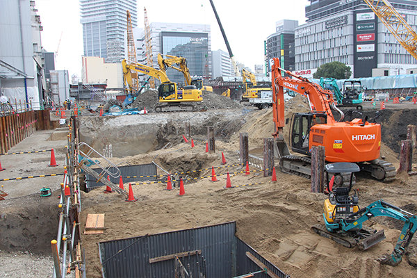 大規模な建設現場に学生も圧倒されていた