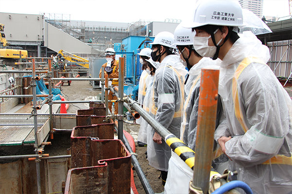 駅と周辺をつなぐ仮設通路をはさみ、東工区・西工区にわかれて作業が行われる