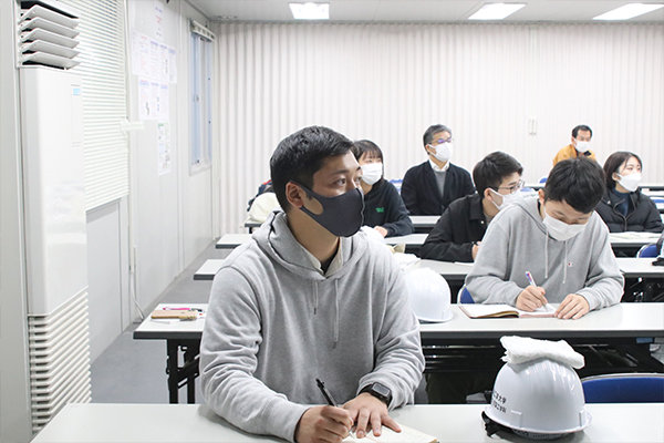 「JRの線路と現場の距離が気になった」と話す本村さん（広島県立高陽東高校出身／広島県）。JR特有の事情を配慮し、さまざまな対策を打っていることを聞き納得する