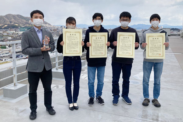 左から大島助教、山田さん、村上さん、桑田さん、丸岡さん