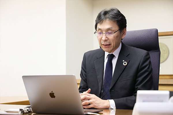 「いつでも気軽に話しかけて欲しい」と学生に語り掛ける長坂学長