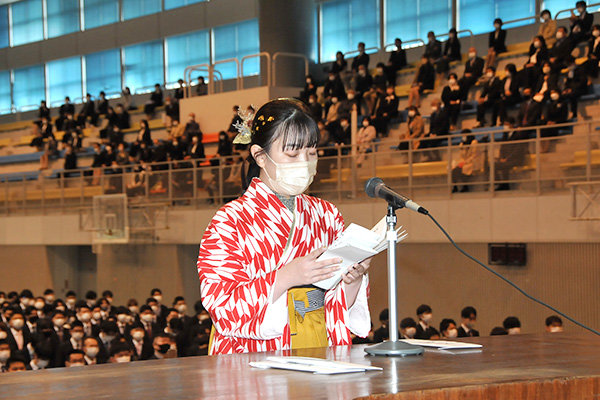 「大学で過ごした時間や出会いはかけがえのない財産です」と学生生活を振り返る宮西さん