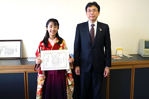 華やかな晴れ姿で学長に挨拶をする近藤さん