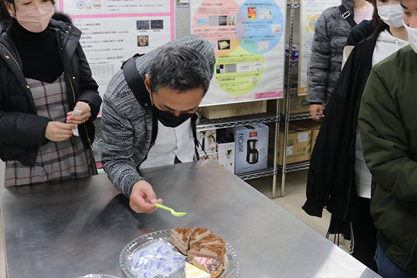 農作物の品種や植物工場、フリーズドライを例に食品の加工や保存技術を紹介した食品生命科学科。ケーキやイチゴのフリーズドライが用意されていた