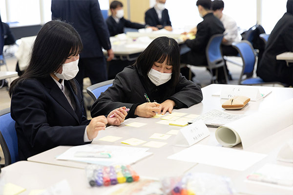 書いた職業をグループ内で見比べ、似ているものを貼り合わせます