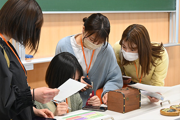 チームで力を合わせて謎解きに挑戦。どのチームが早くキャロミちゃんを見つけるか