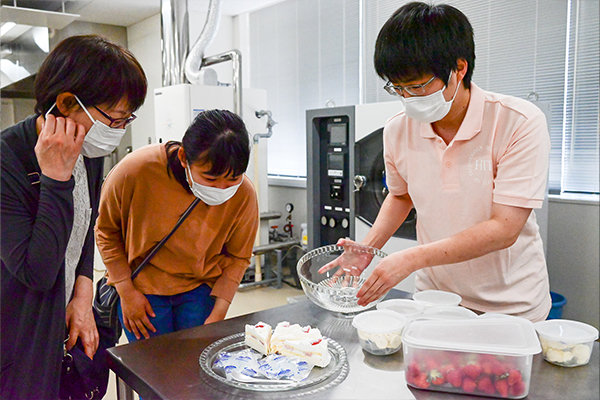 フリーズドライ技術で乾燥させた食品を観察