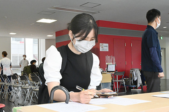 初めての献血で緊張している安平さん（広島県立宮島工業高等学校出身／広島県）。「前からやってみたかったので、大学だと安心して参加できる」と話す