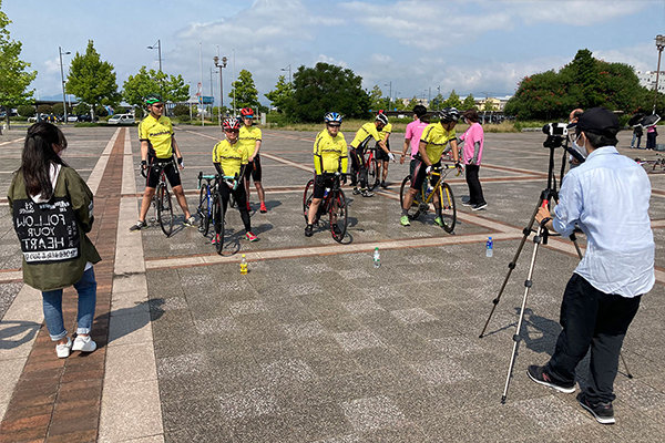 自転車競技の選手に演出意図を説明