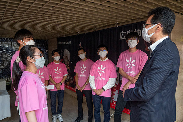 学生たちの努力をねぎらう長坂学長