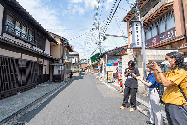 町家の活用を調べるため、外観を調査