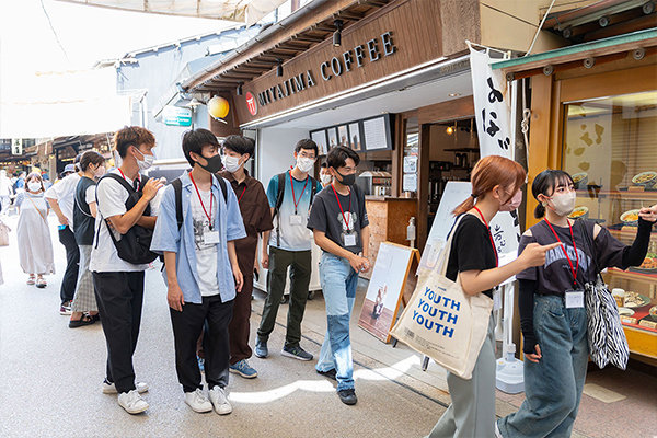 商店街では町家がどうコンバーションされているか確認