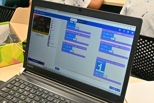 直感的に操作できるブロック型のビジュアルプログラミング方式を使用するので、子どもたちもスムーズに取り組めた
