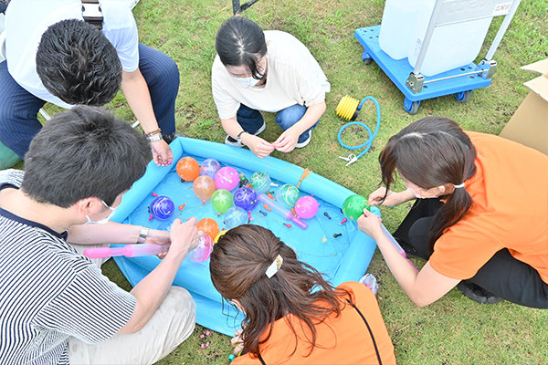 女子学生7名が参加し、早くから準備に取りかかる