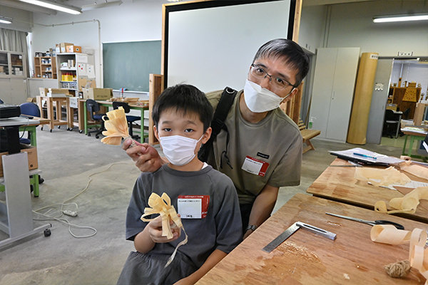 本学OBのお父さんと参加した友井さん（3年生）「かんな掛けが面白かった。来年もまた参加したい」と話す