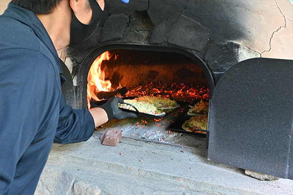 校舎にある手作り石窯で、しっかり焼き上げる