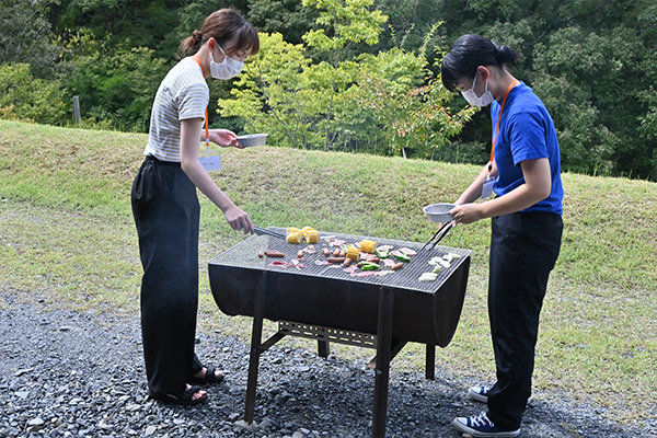 ピザづくりと同時にバーベキューもスタート