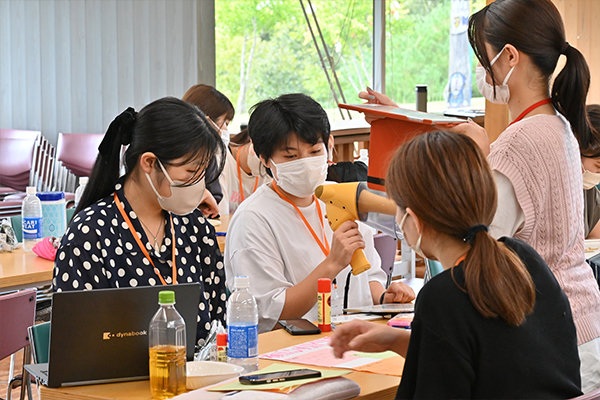 最後にチームごとに発表。最優秀賞に2チームが選ばれた