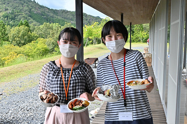 バーベキューもしっかり楽しんだ永岡さんと宮濱さん