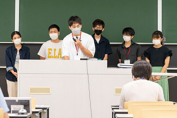 3班は、宮島に宿泊する学生が少ない問題を解決しようと、学生向け宮島ツアーを考案