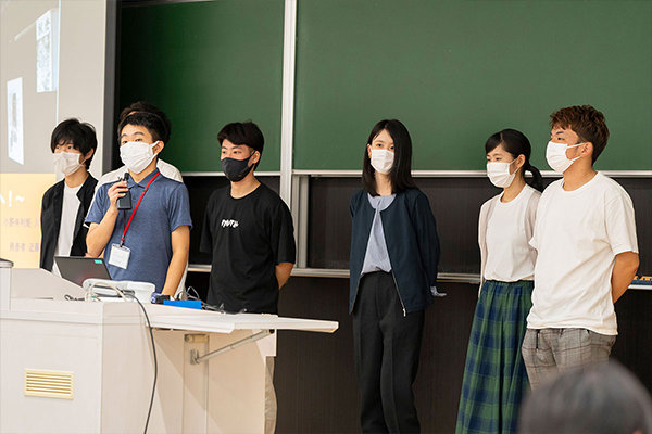 4班は、空き地を休憩所に変えることで、町家の風情を損なうトタン補修を減らそうと提案。