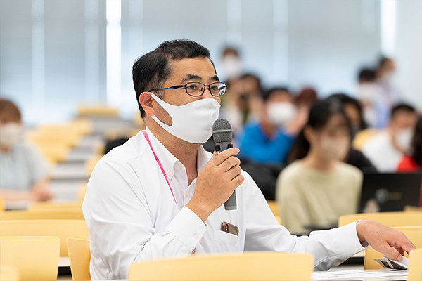 「学生の自由な発想はとても参考になる」と二宮さん