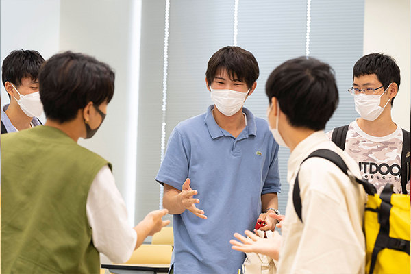 終了後、学生たちはお互いの努力を称え合い、将来の再会を期してそれぞれの帰途につきました