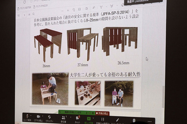 高さの異なる2つの座面と、左右非対称のブラインドを持つベンチ。テーブル、トンネルやジャンプ台としても活躍しそう