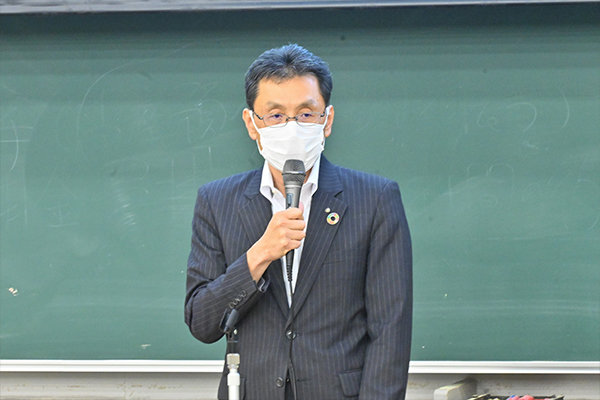 ボランティア部門は「社会に貢献したいという学生の気持ちの表れ」と話す長坂学長