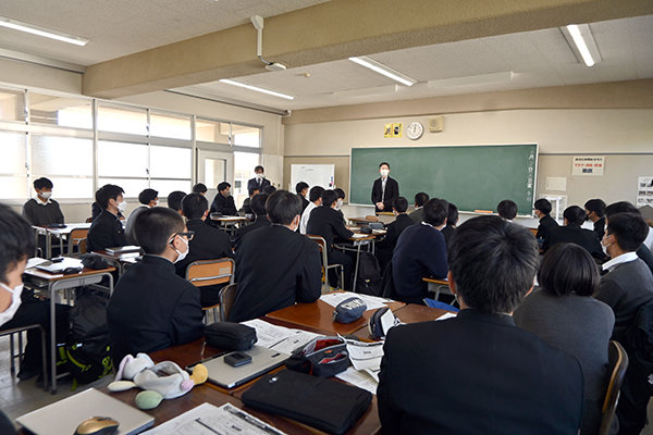 今回訪れたのは、機械科の2年生の教室