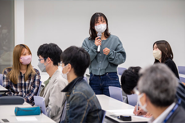 留学を志向する他の学生から多くの質疑があり、留学体験者たちが応答した